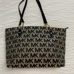 Michael Kors tote. MK signature fabric.